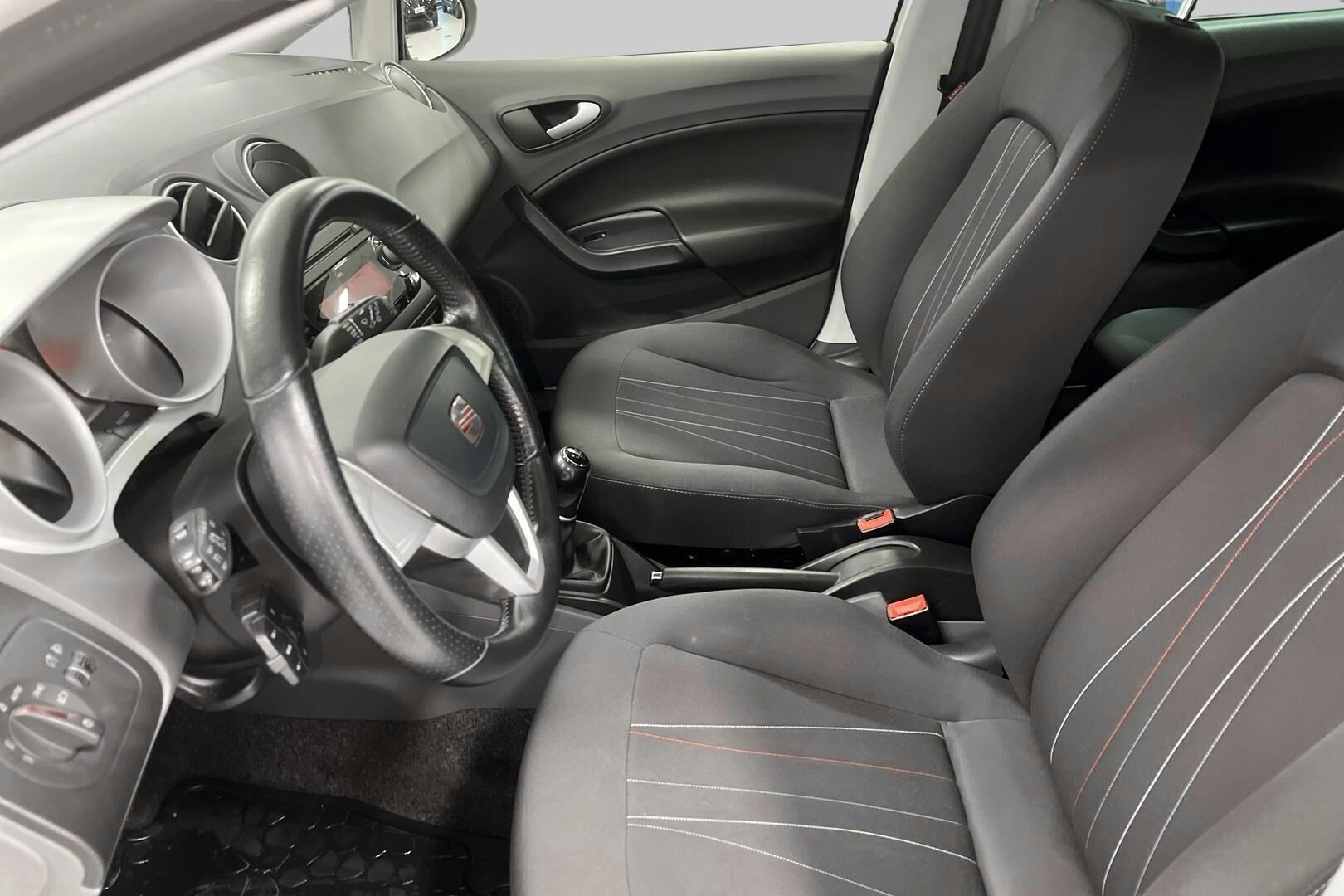 Seat Ibiza iso kuva 9