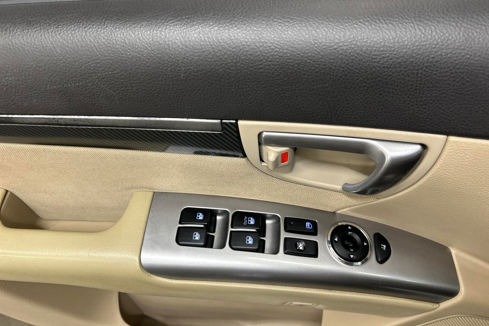 Hyundai Santa Fe iso kuva 23