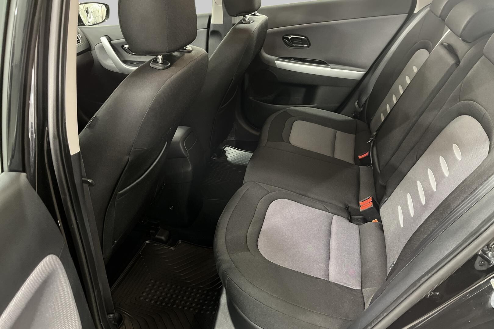 Kia cee'd iso kuva 10