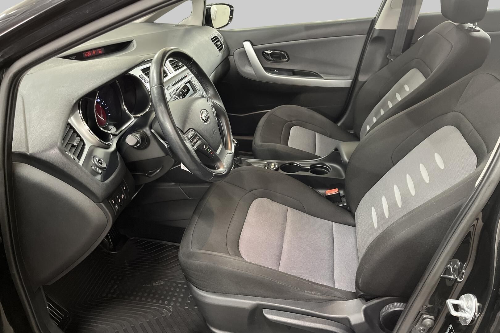 Kia cee'd iso kuva 9