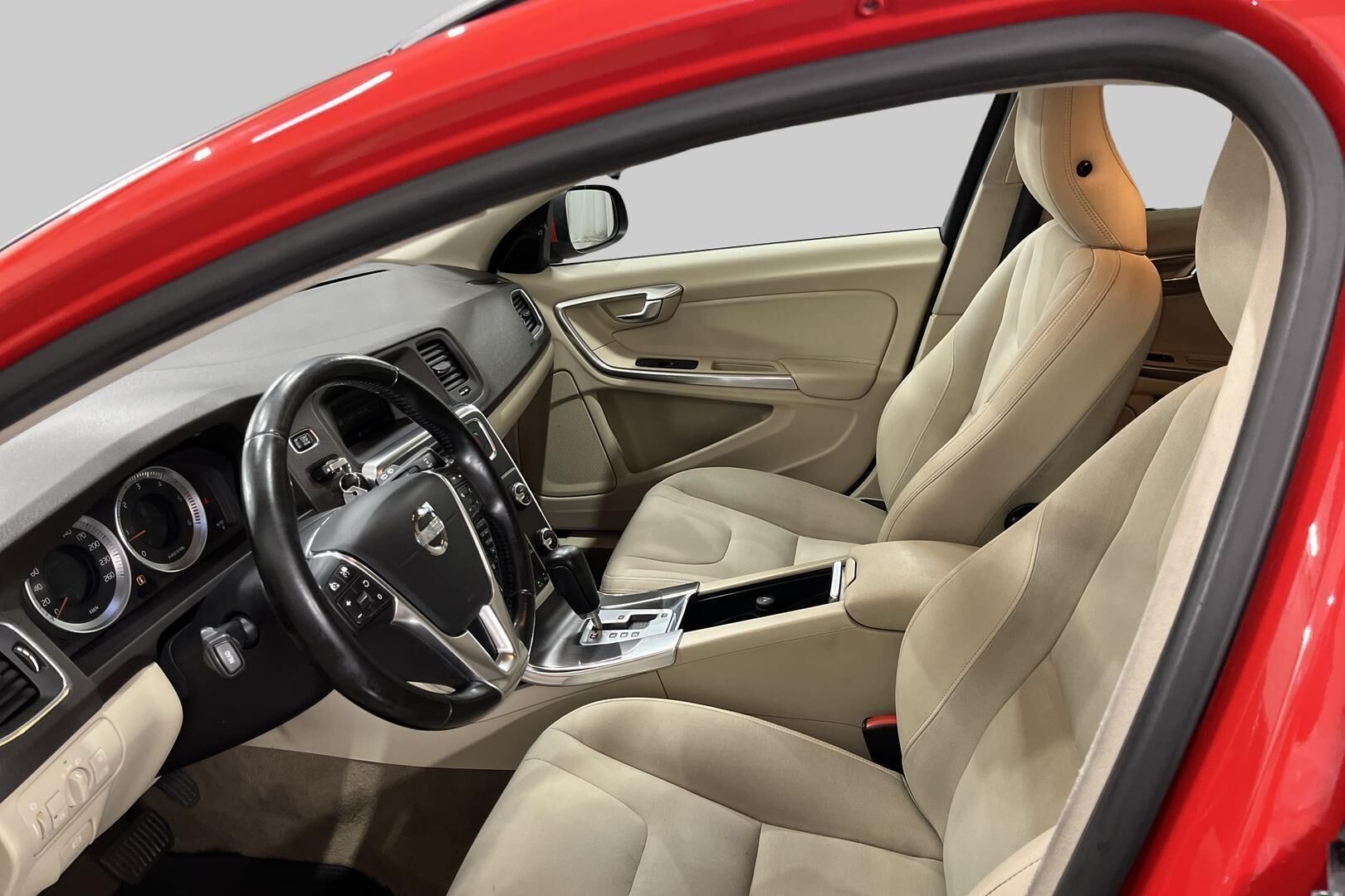 Volvo V60 iso kuva 9