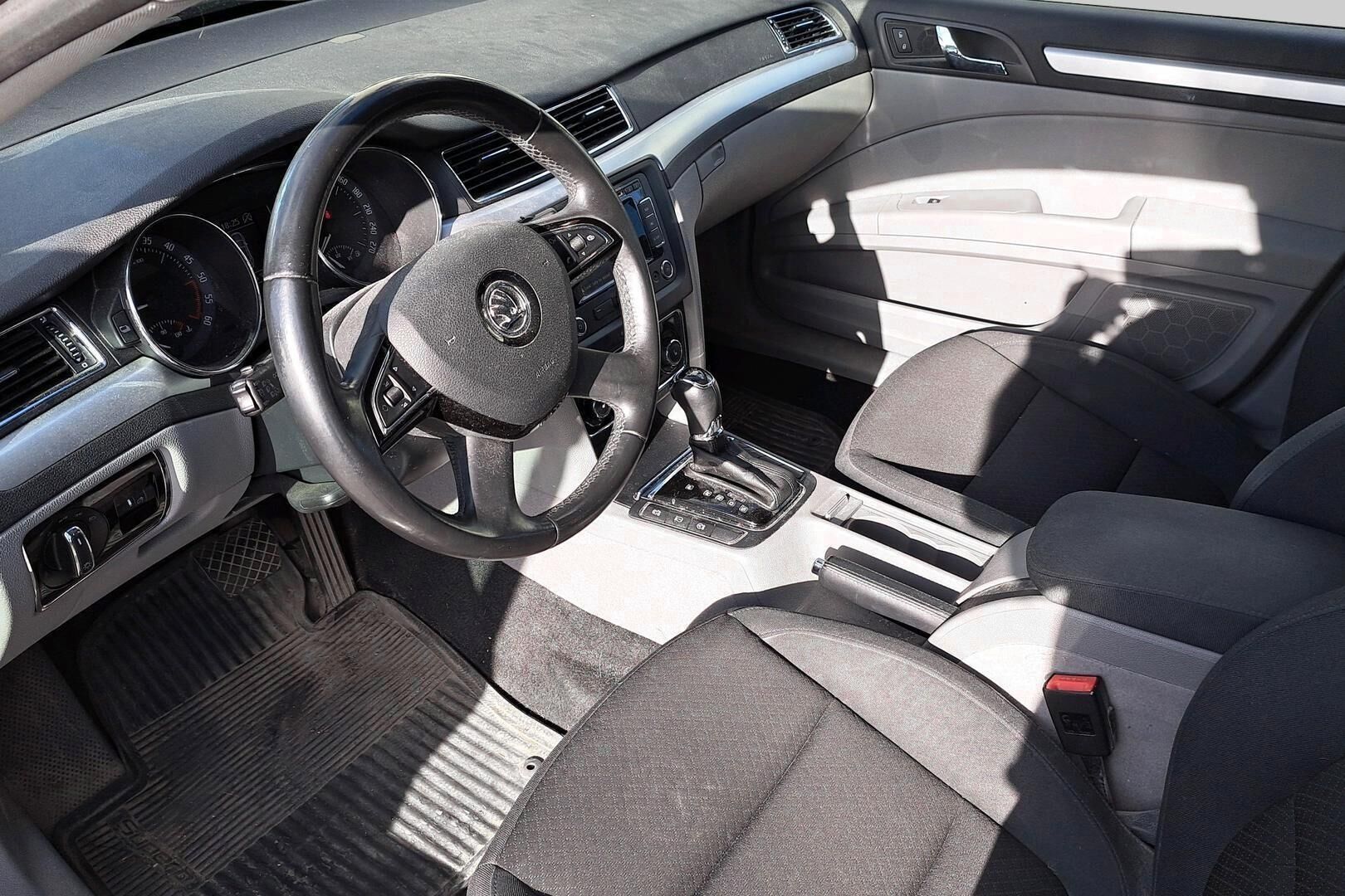 Skoda Superb iso kuva 2