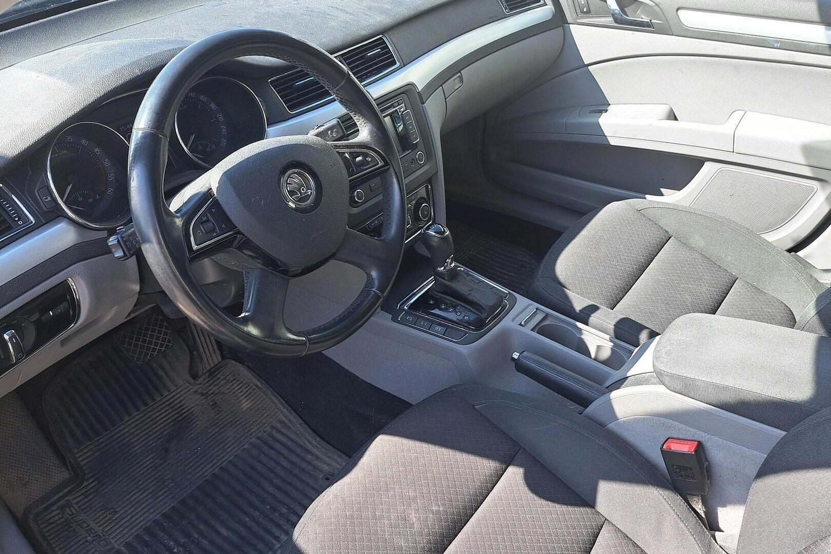 Skoda Superb iso kuva 4