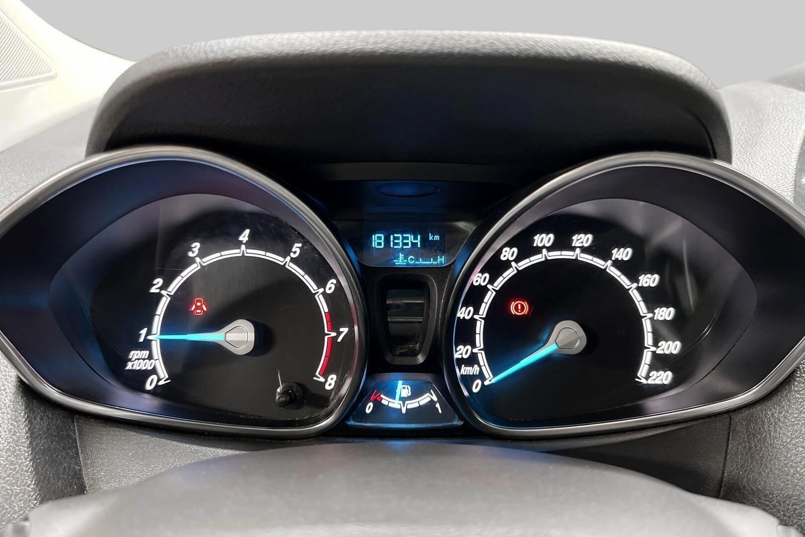 Ford Tourneo Courier iso kuva 15