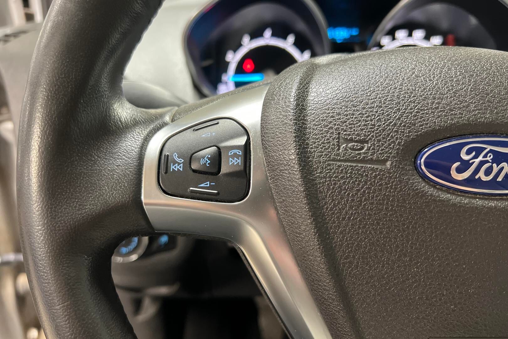 Ford Tourneo Courier iso kuva 19