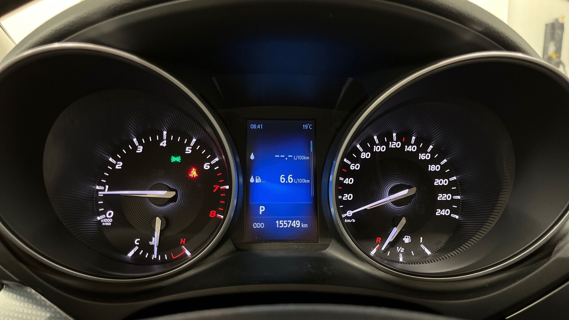 Toyota Avensis iso kuva 12