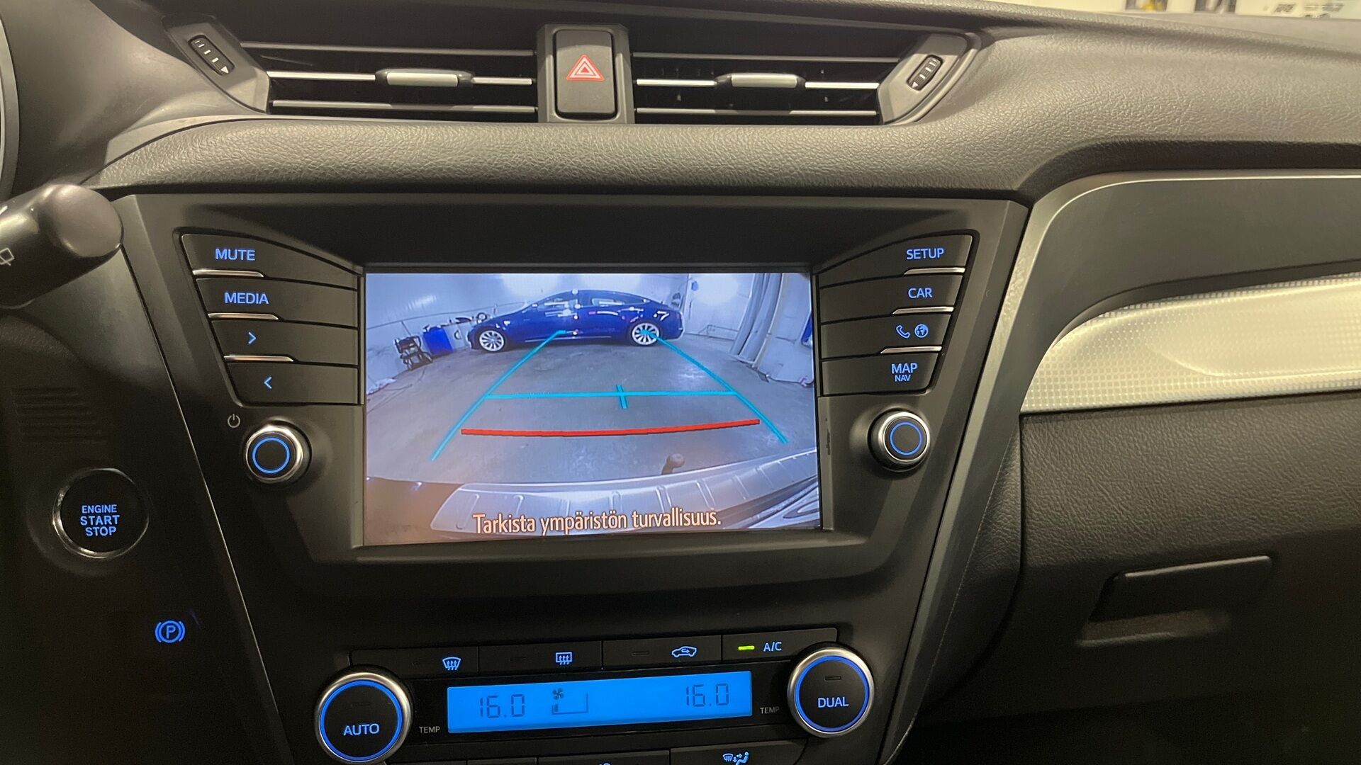 Toyota Avensis iso kuva 13