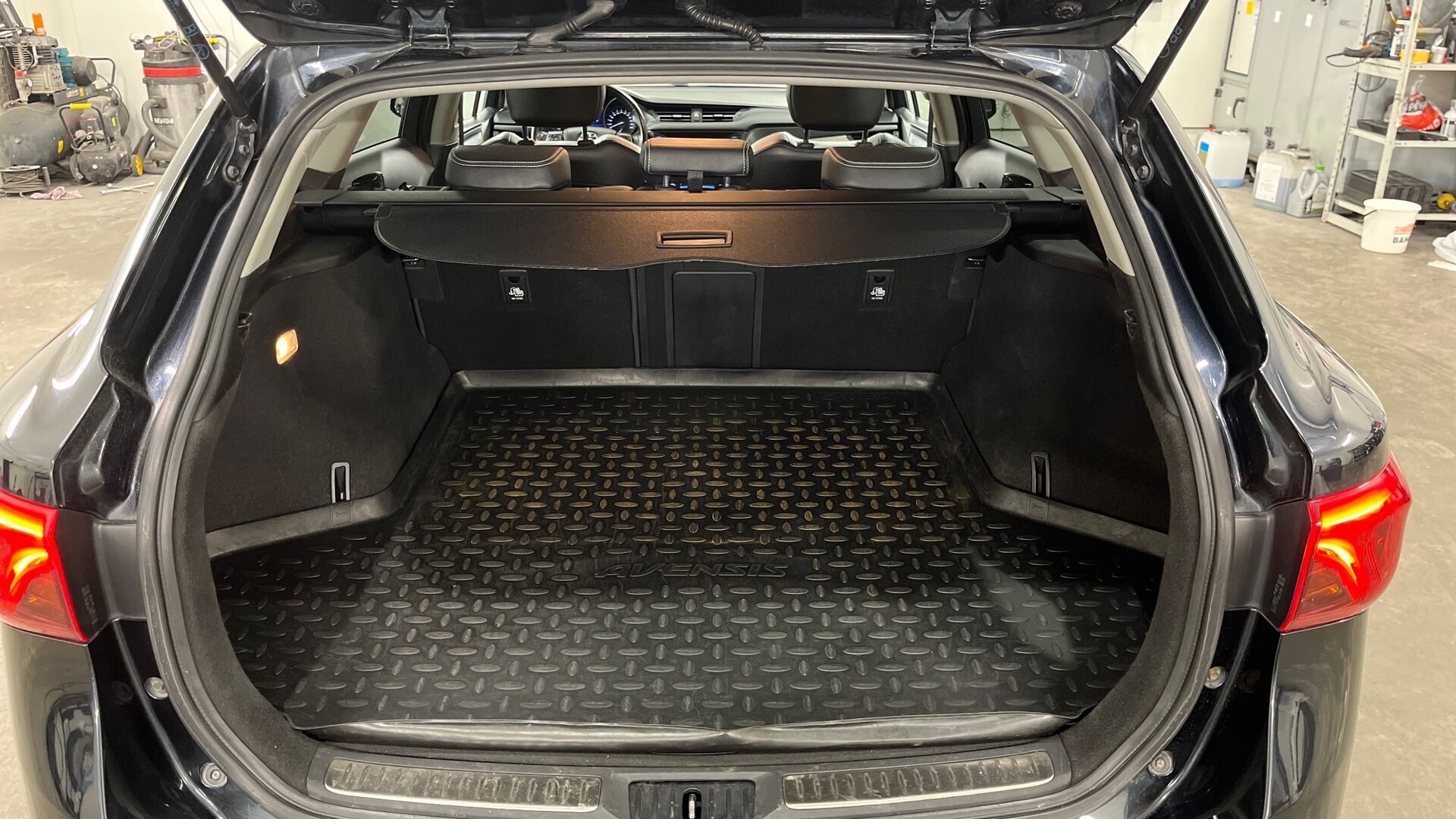 Toyota Avensis iso kuva 14