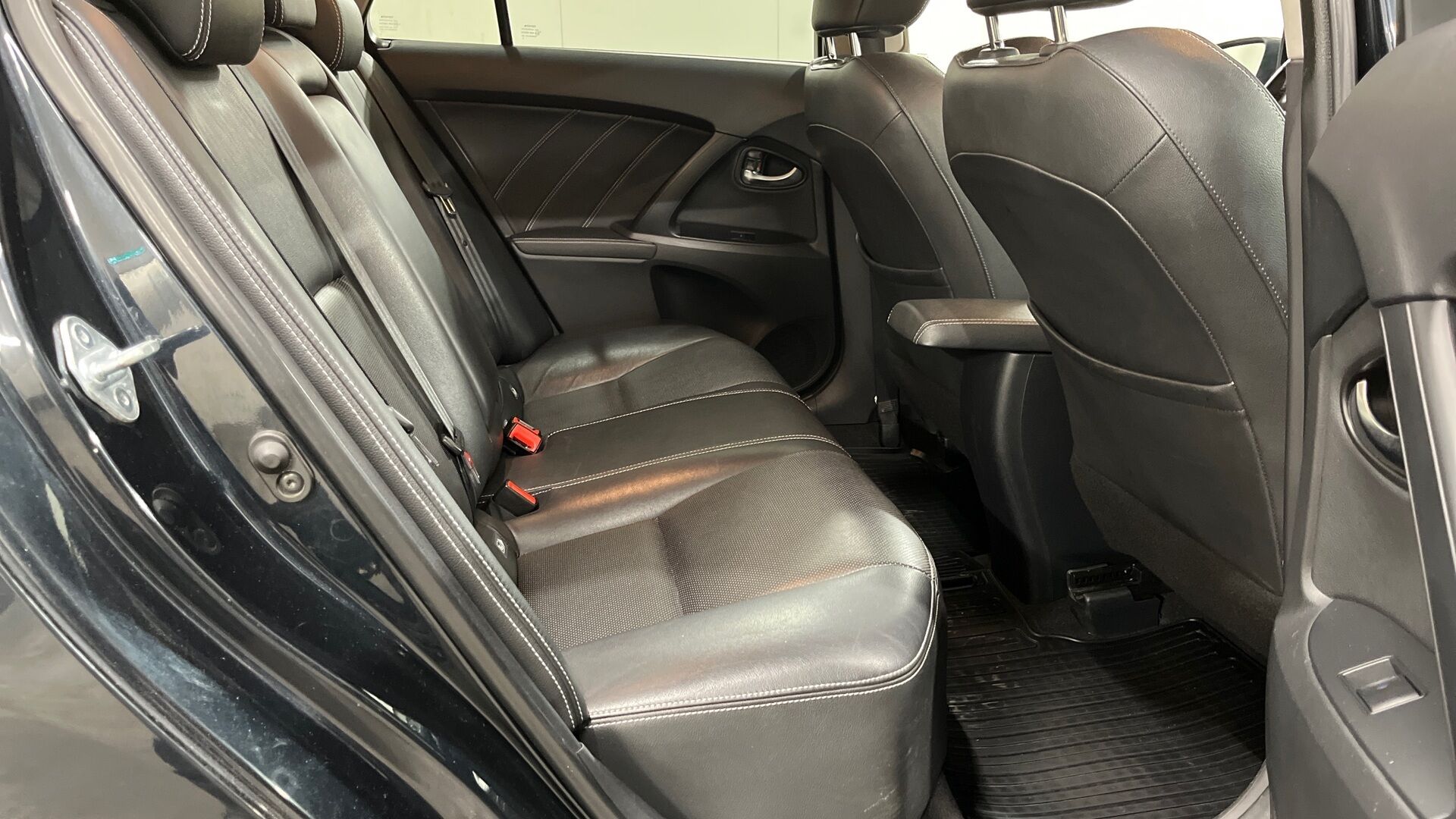 Toyota Avensis iso kuva 15