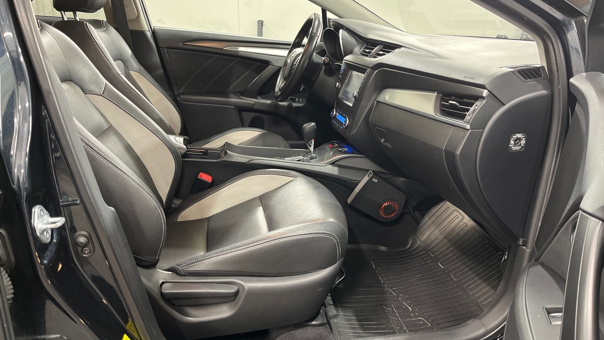 Toyota Avensis iso kuva 16