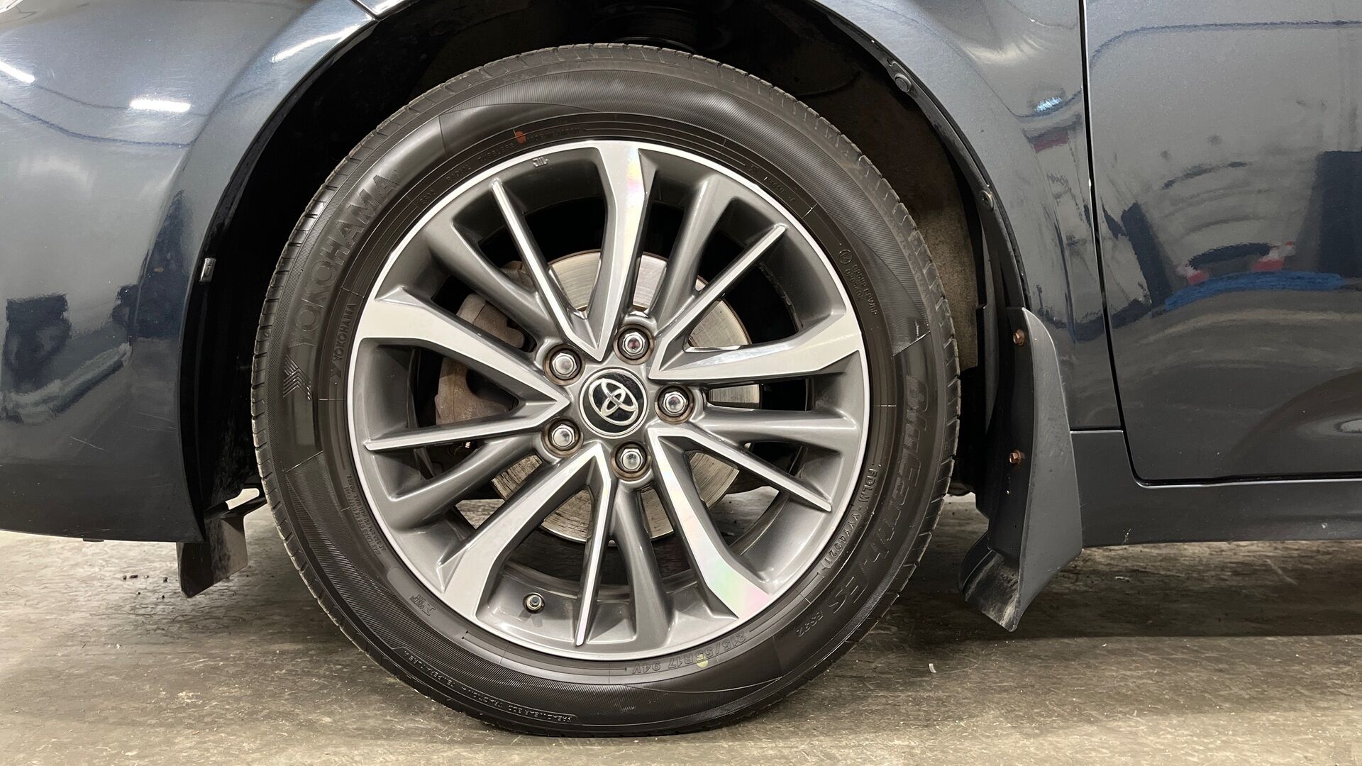Toyota Avensis iso kuva 17