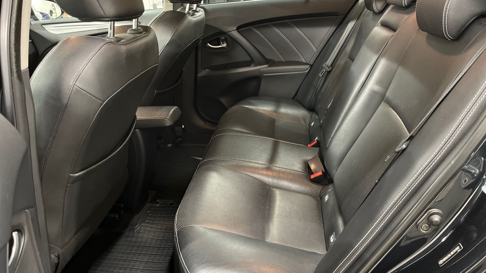 Toyota Avensis iso kuva 8