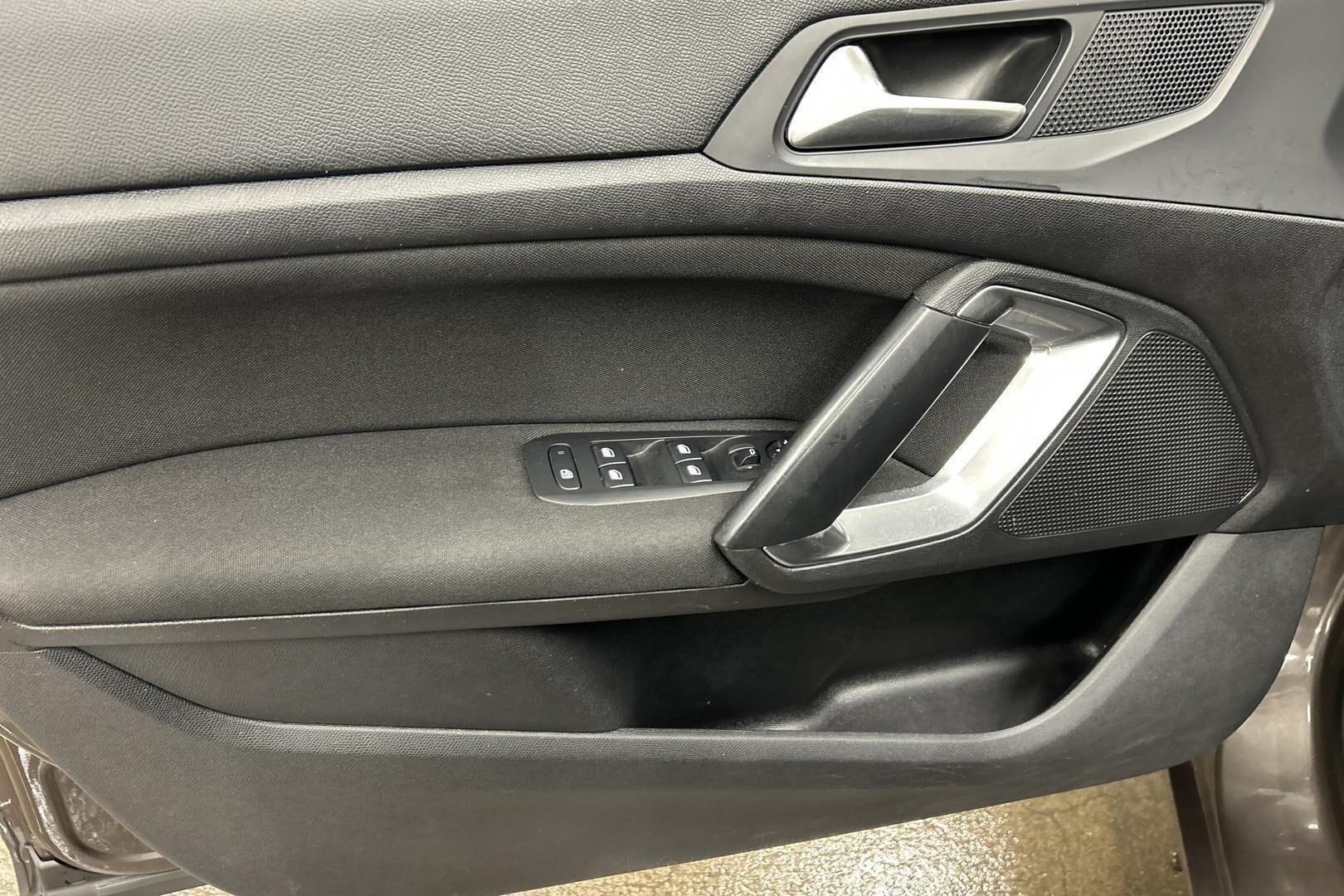 Peugeot 308 iso kuva 13