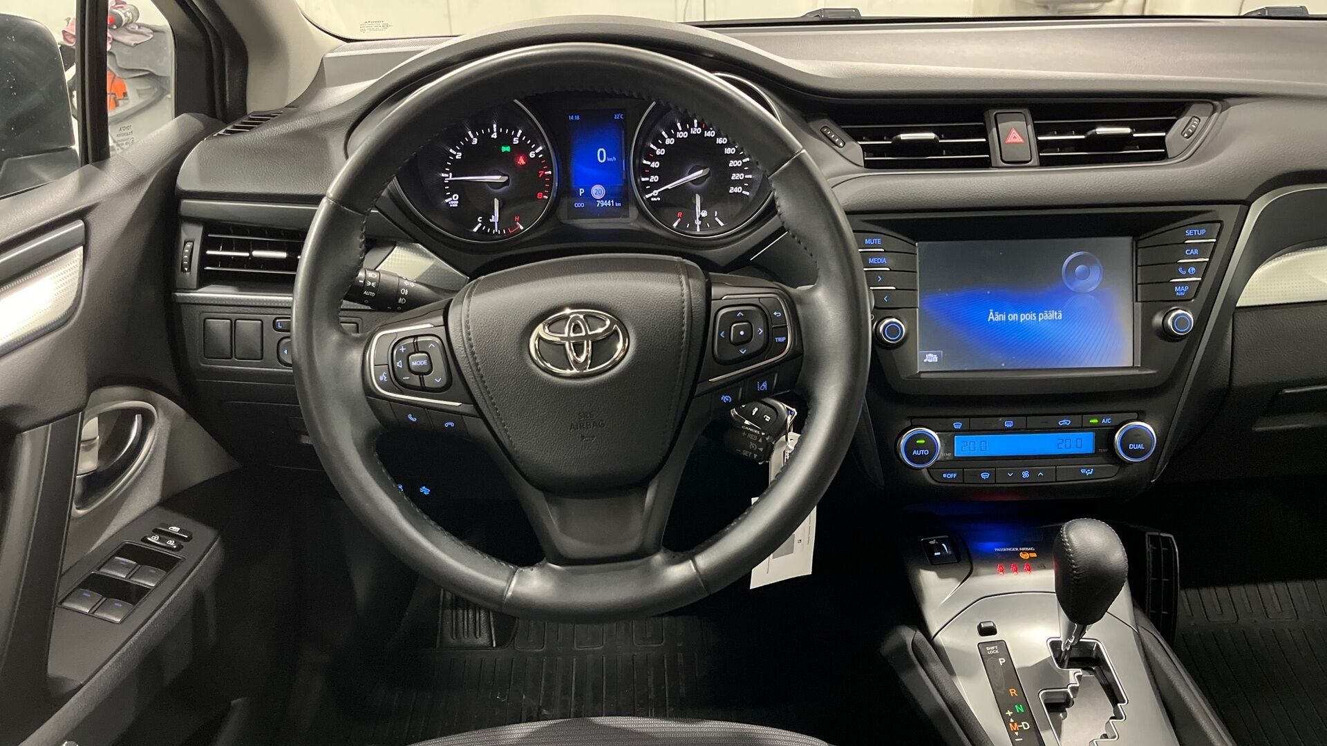 Toyota Avensis iso kuva 8