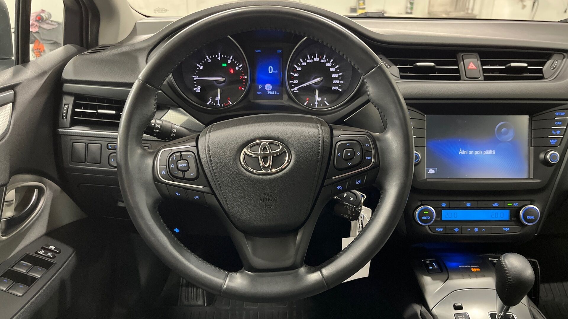 Toyota Avensis iso kuva 9