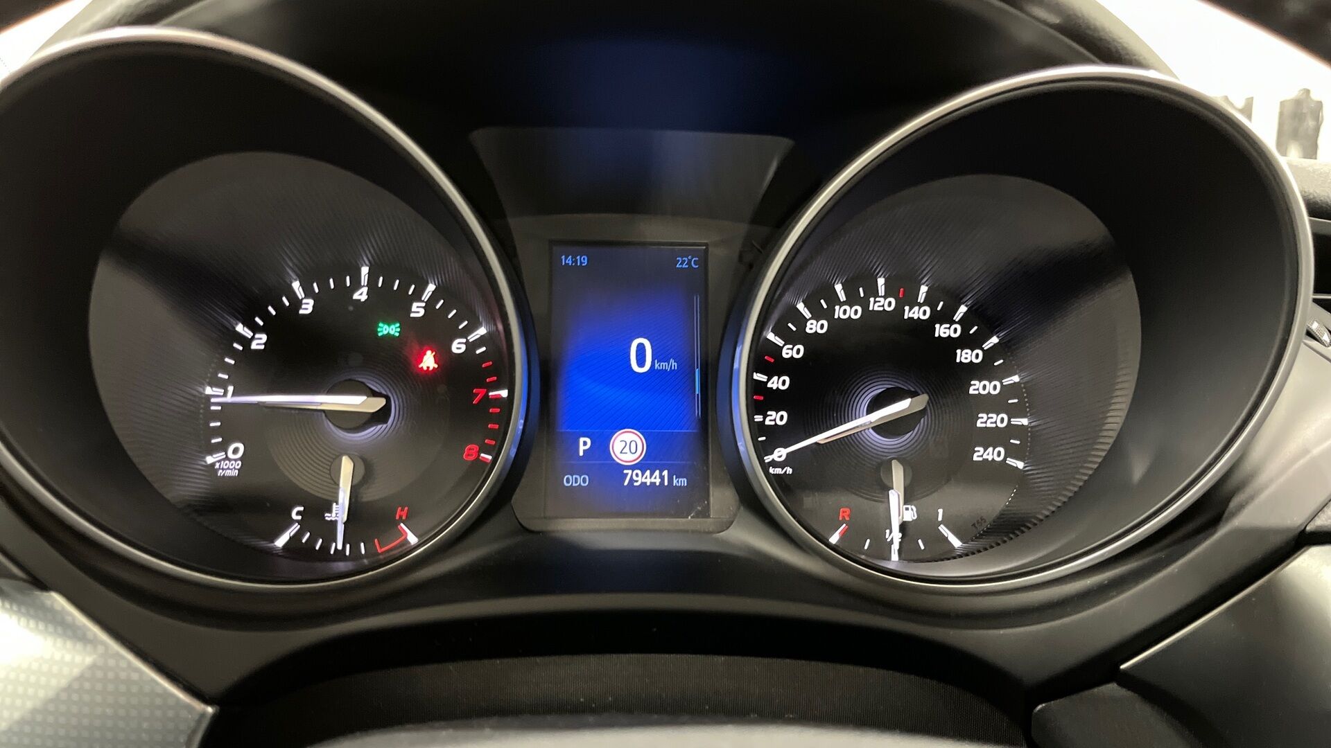 Toyota Avensis iso kuva 10