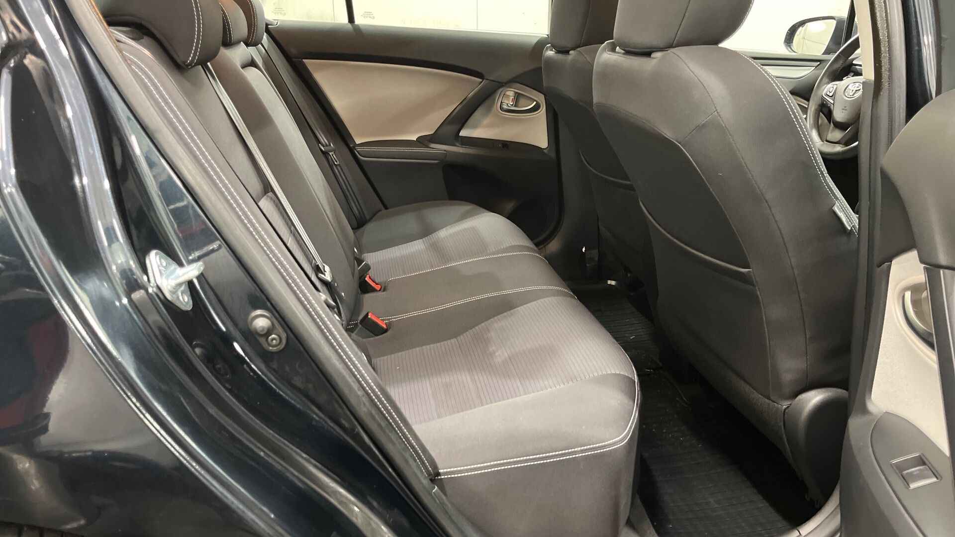 Toyota Avensis iso kuva 13