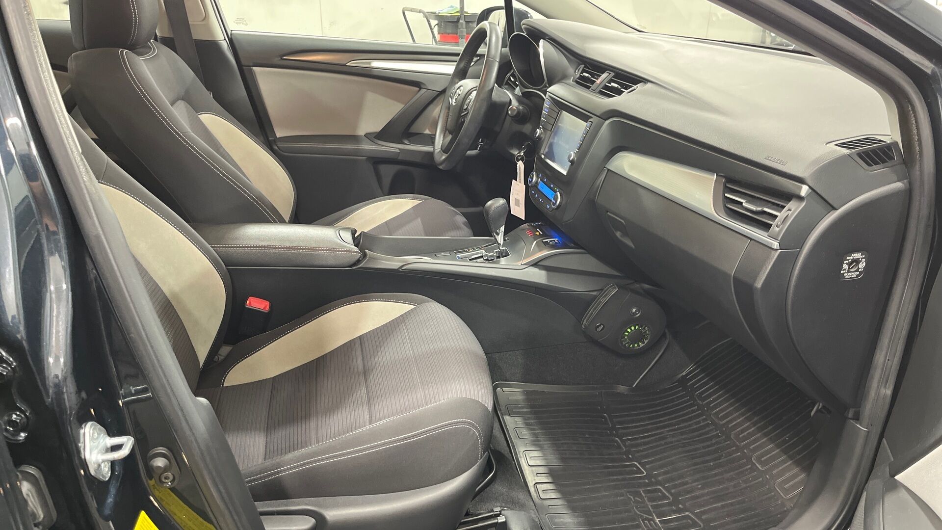 Toyota Avensis iso kuva 14