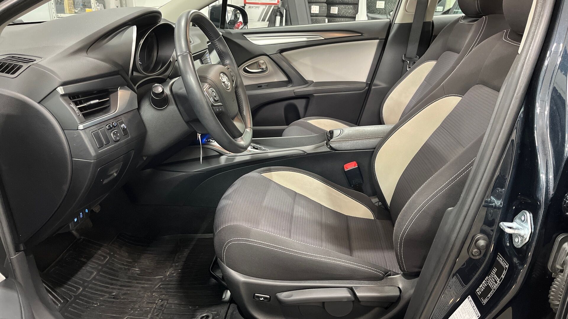 Toyota Avensis iso kuva 5