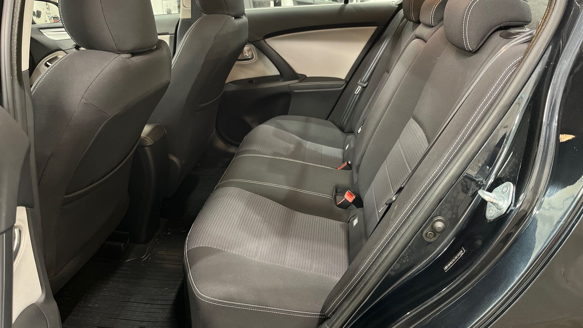 Toyota Avensis iso kuva 6