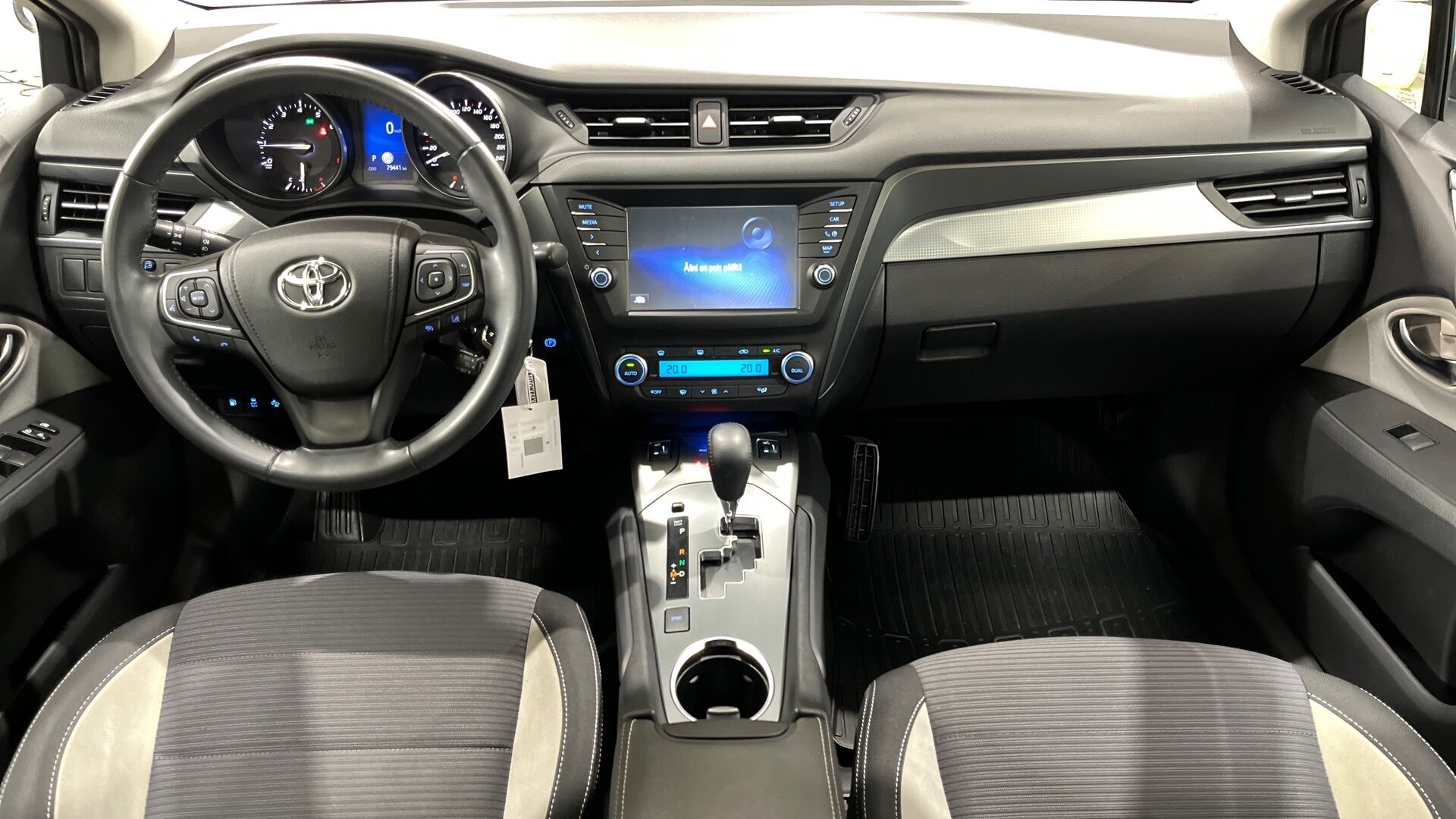 Toyota Avensis iso kuva 7