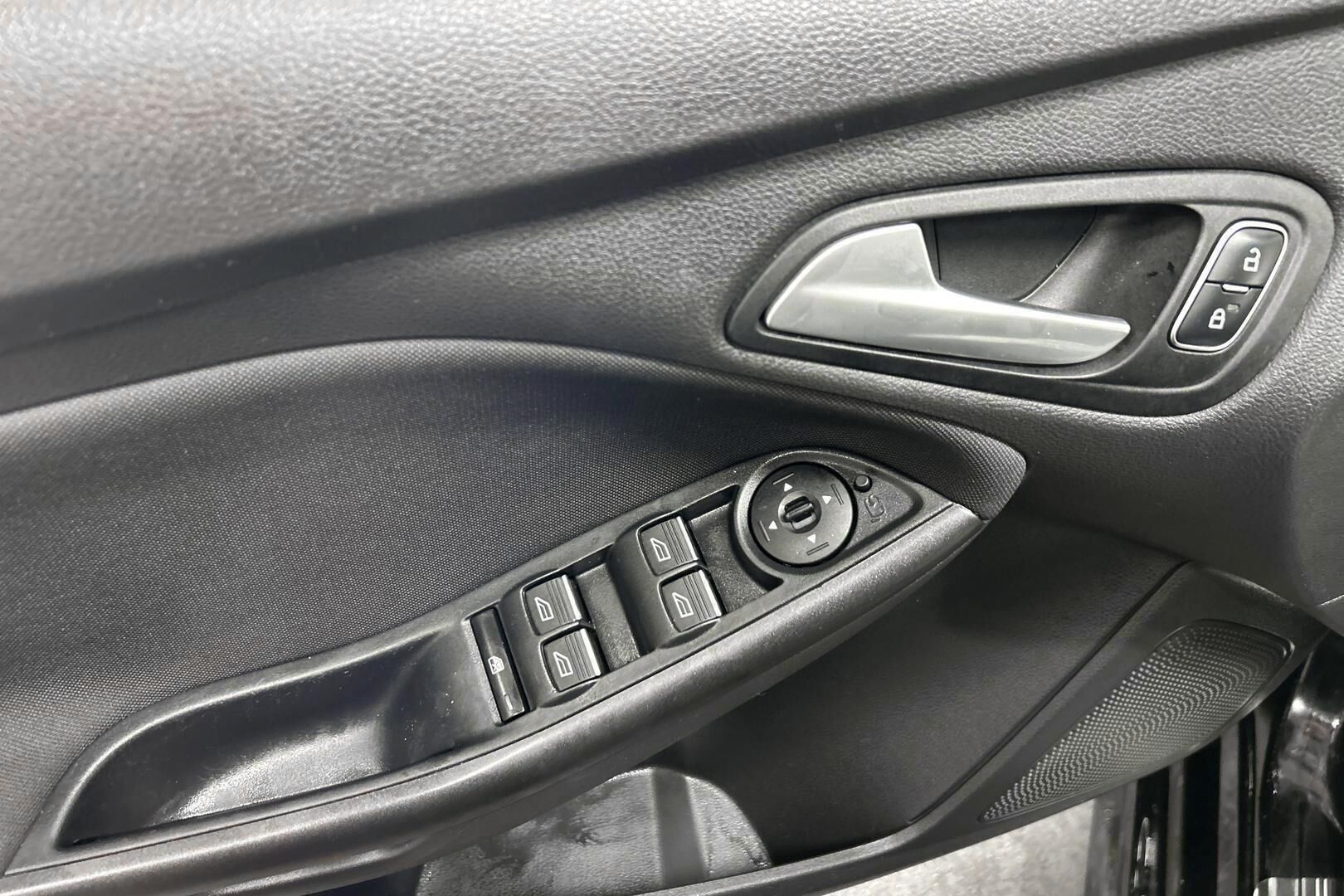 Ford Focus iso kuva 22