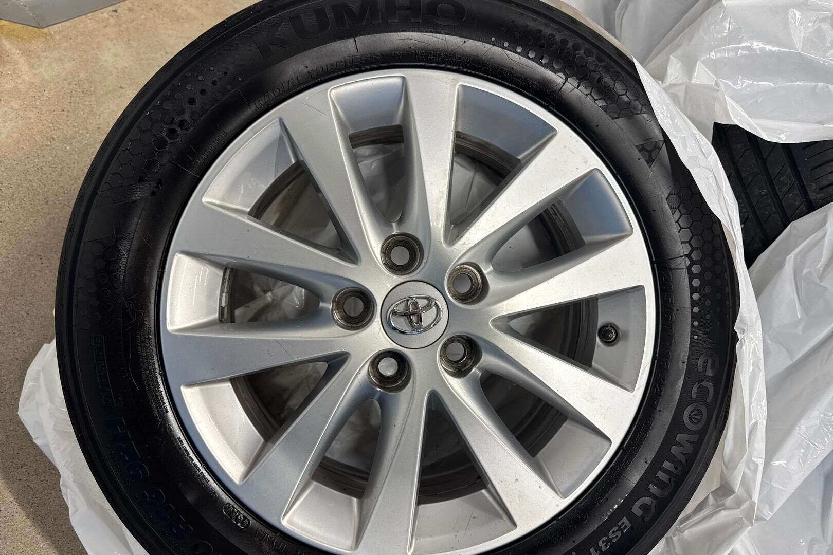 Toyota Avensis iso kuva 6