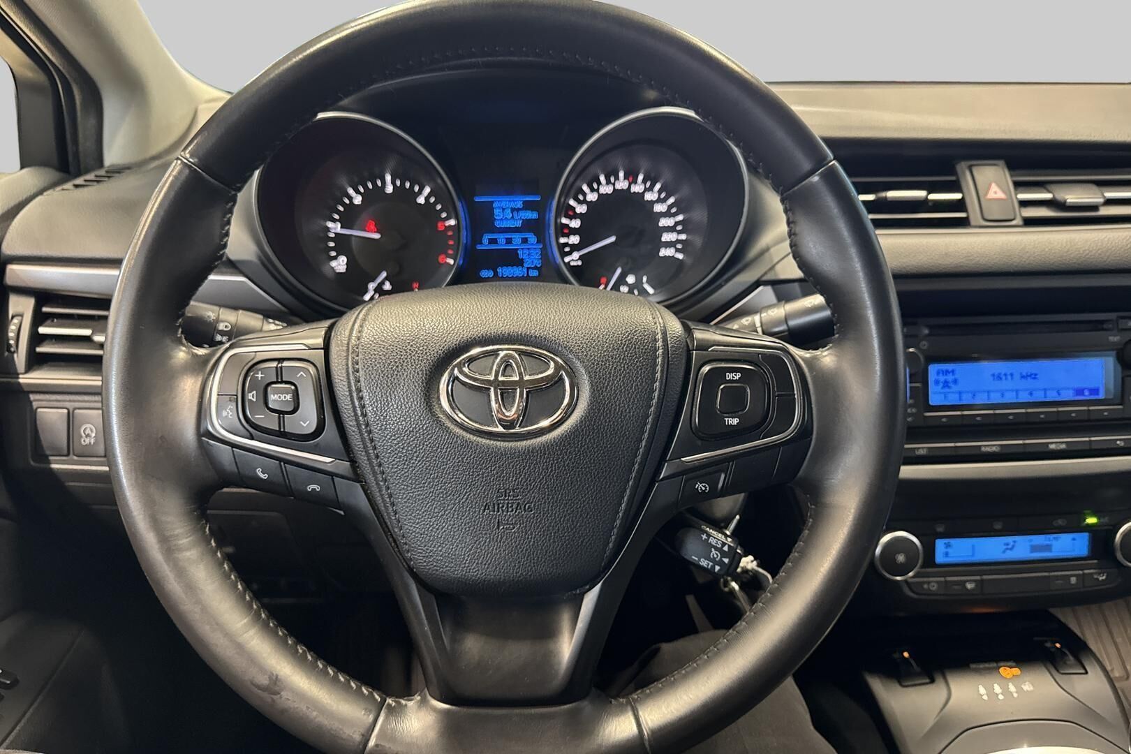 Toyota Avensis iso kuva 8