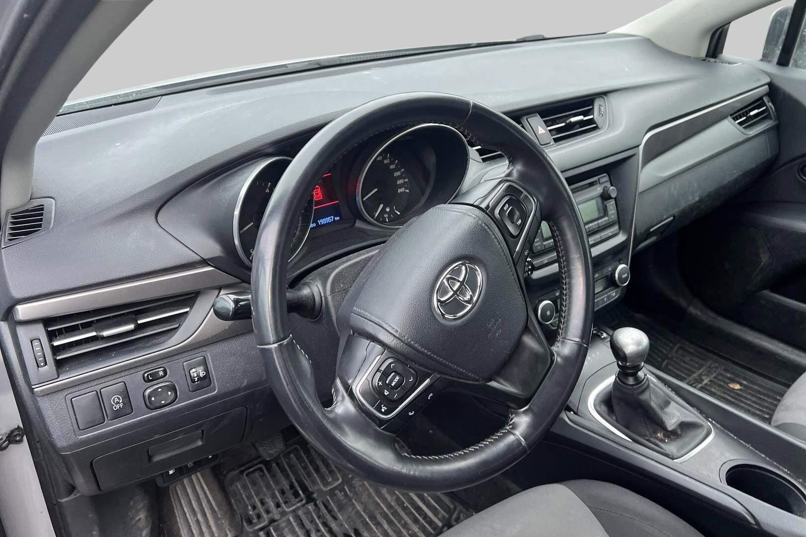 Toyota Avensis iso kuva 2