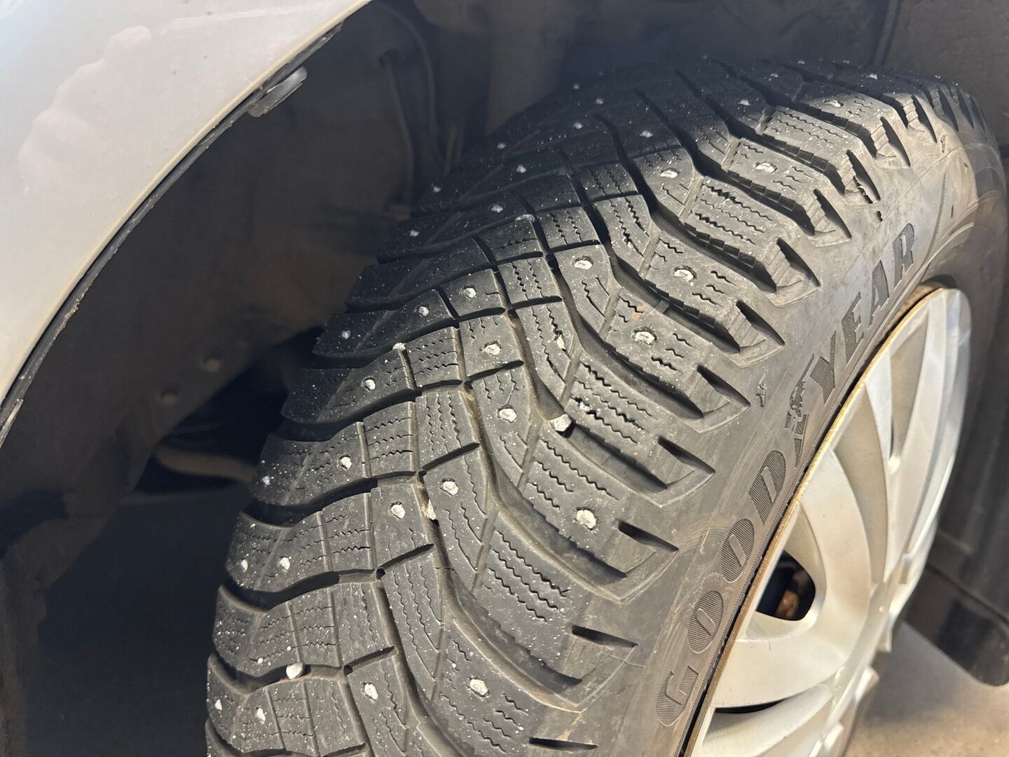 Toyota Avensis iso kuva 14