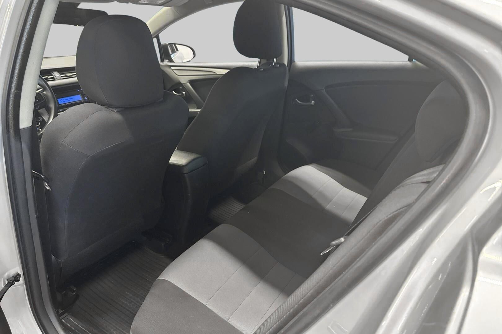 Toyota Avensis iso kuva 5