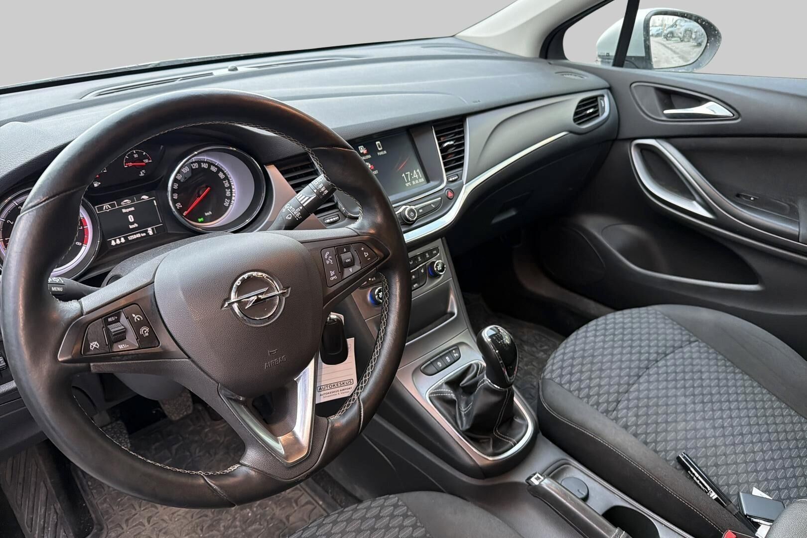 Opel Astra iso kuva 2