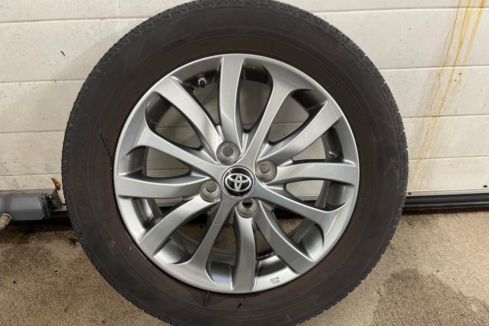 TOYOTA YARIS iso kuva 9