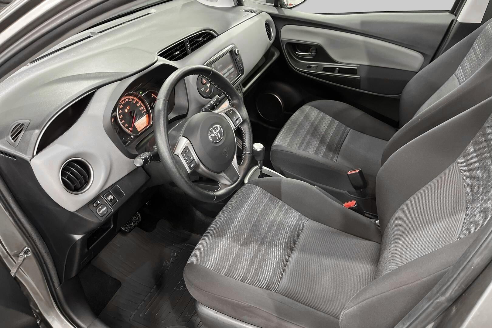 TOYOTA YARIS iso kuva 5