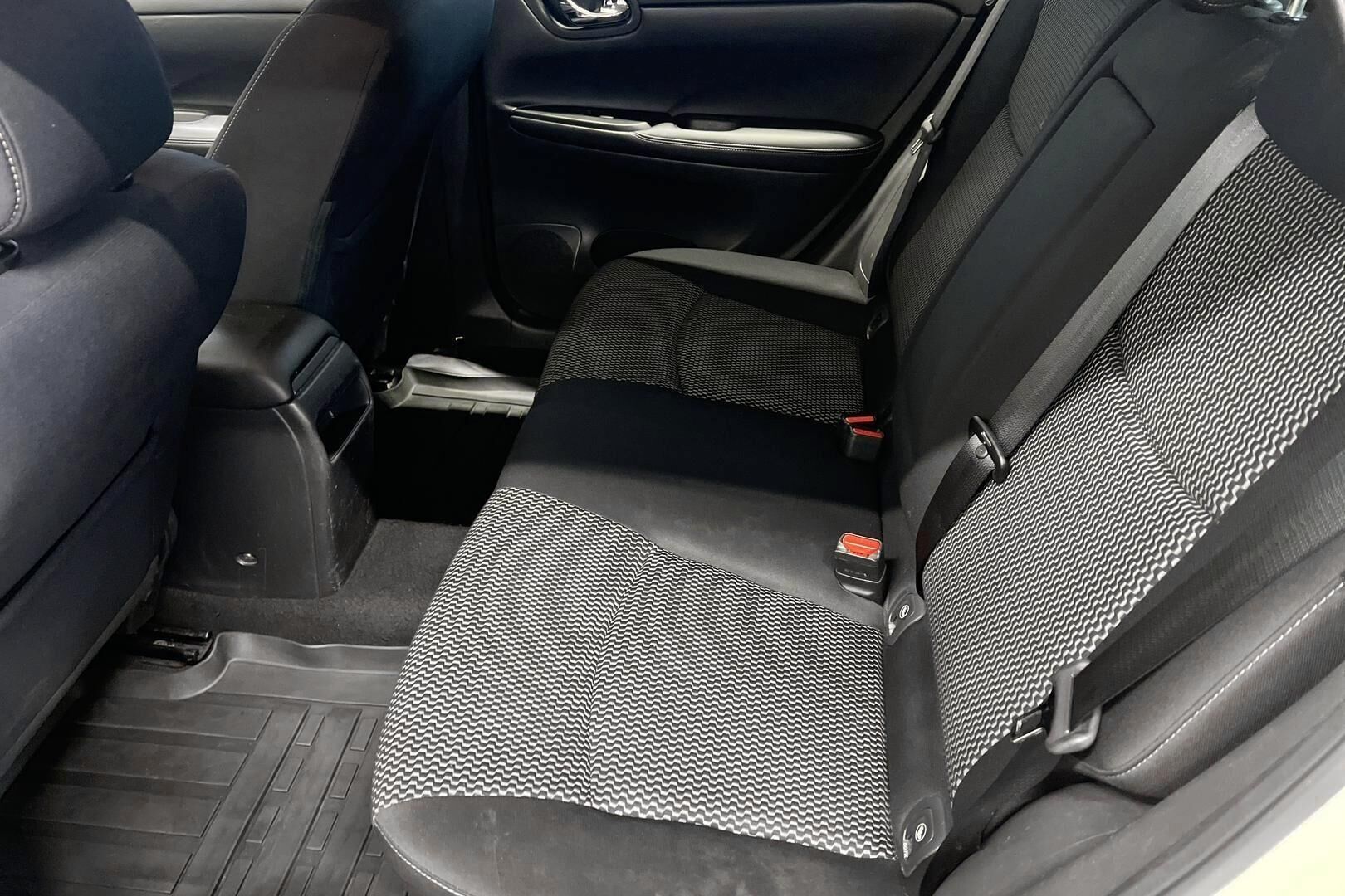 Nissan Pulsar iso kuva 10