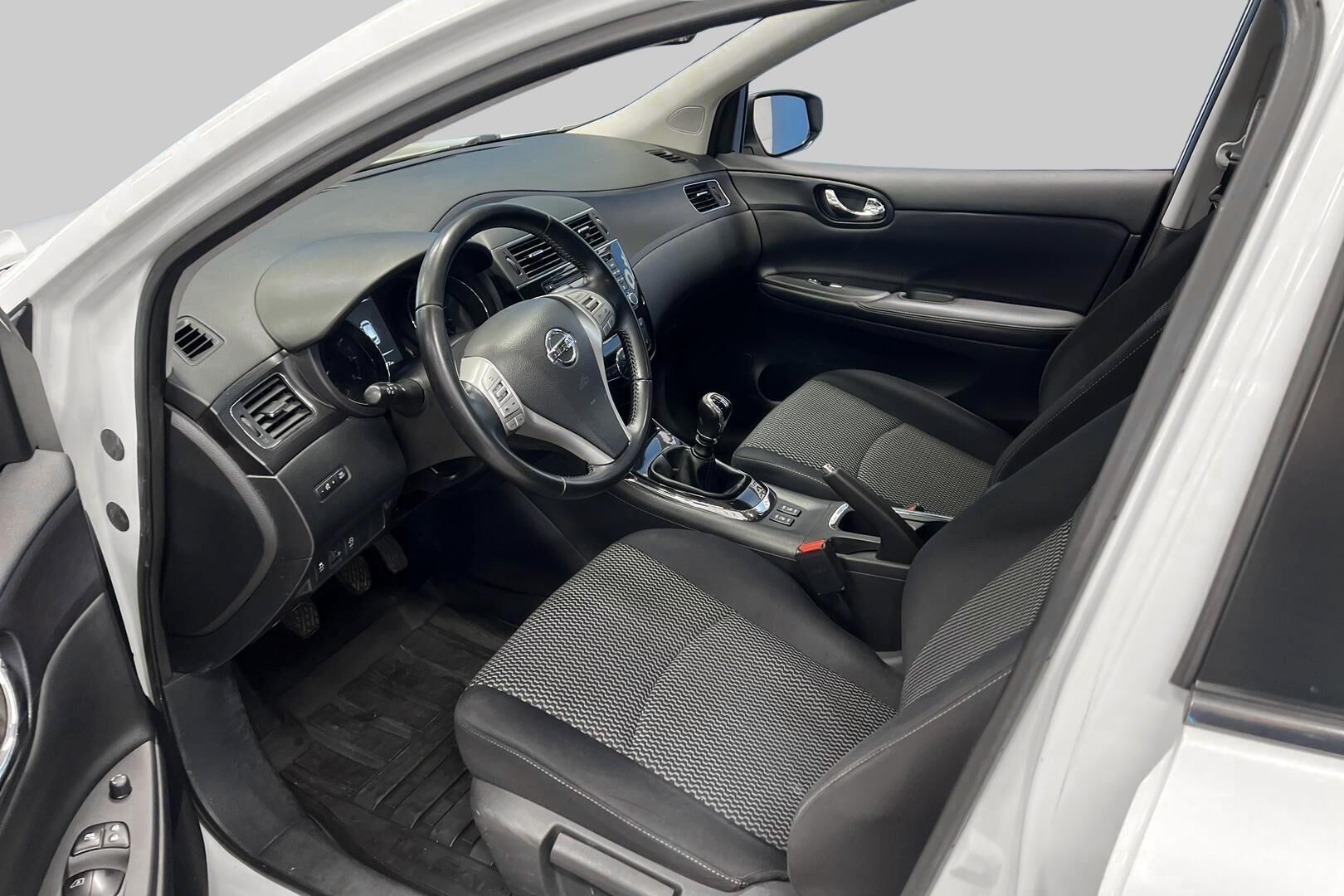 Nissan Pulsar iso kuva 9