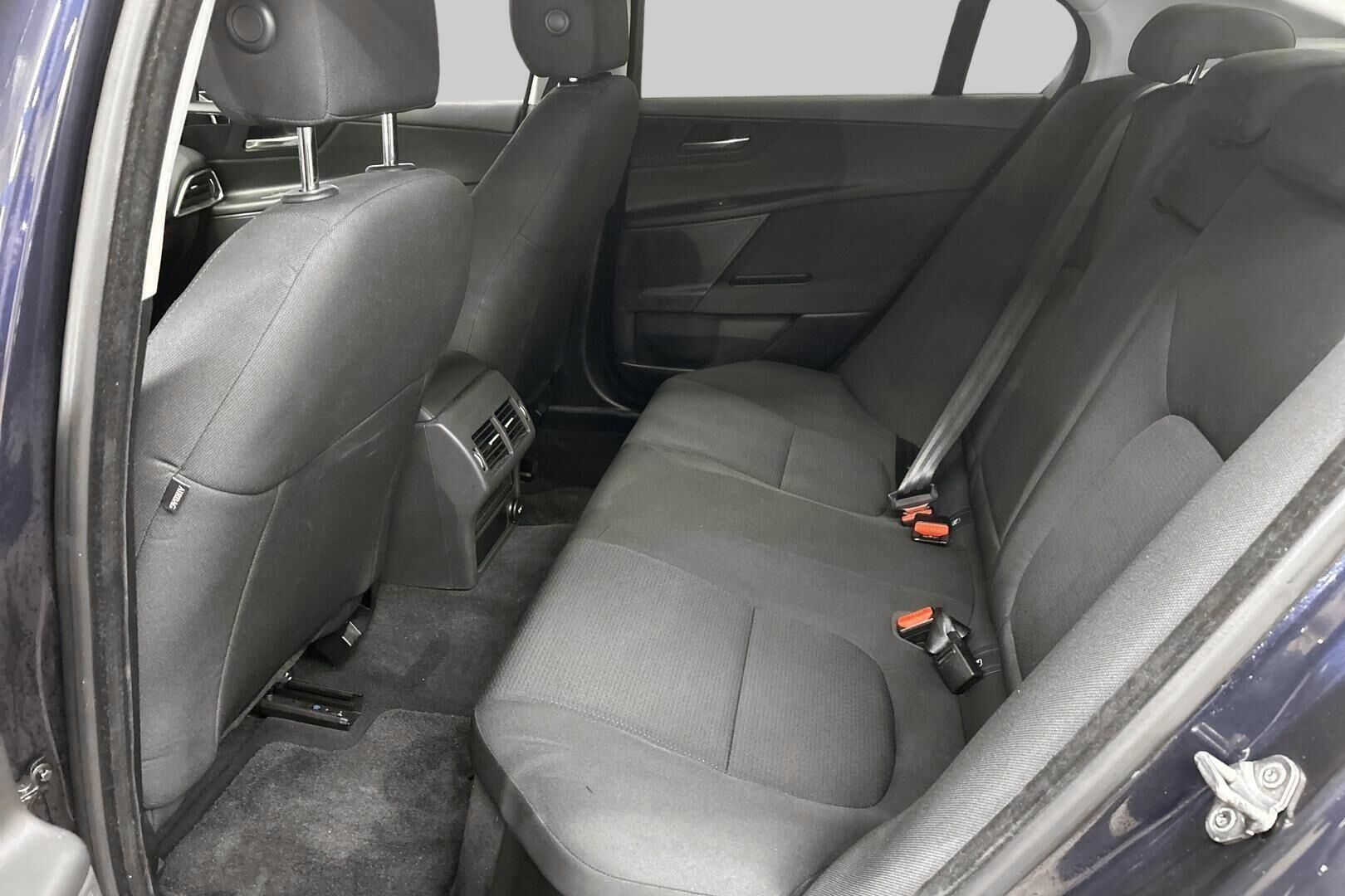 Jaguar XE iso kuva 10