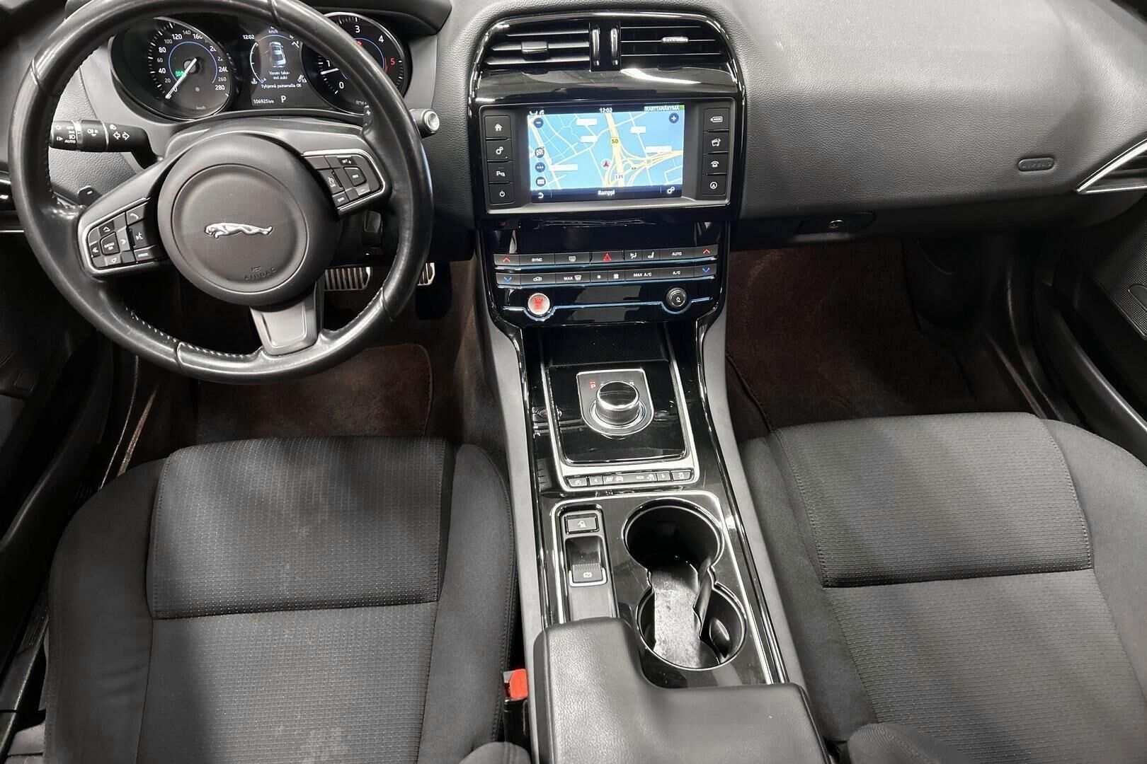 Jaguar XE iso kuva 21