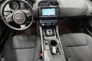 Jaguar XE esikatselu 21