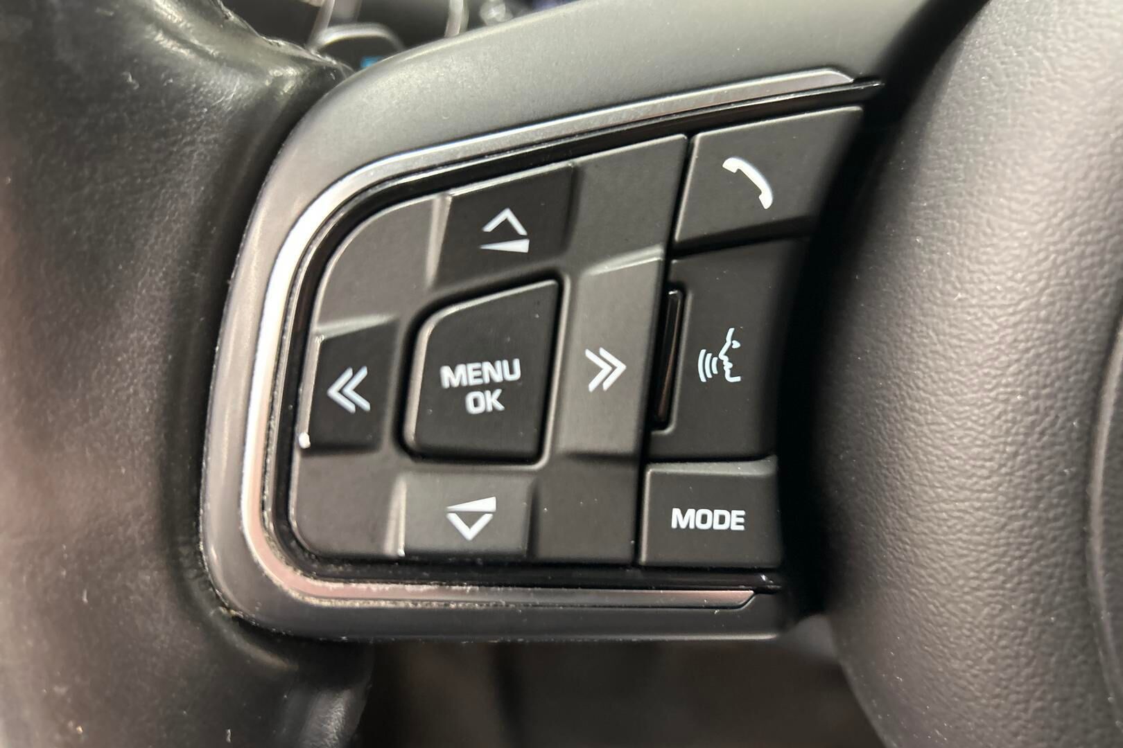 Jaguar XE iso kuva 13