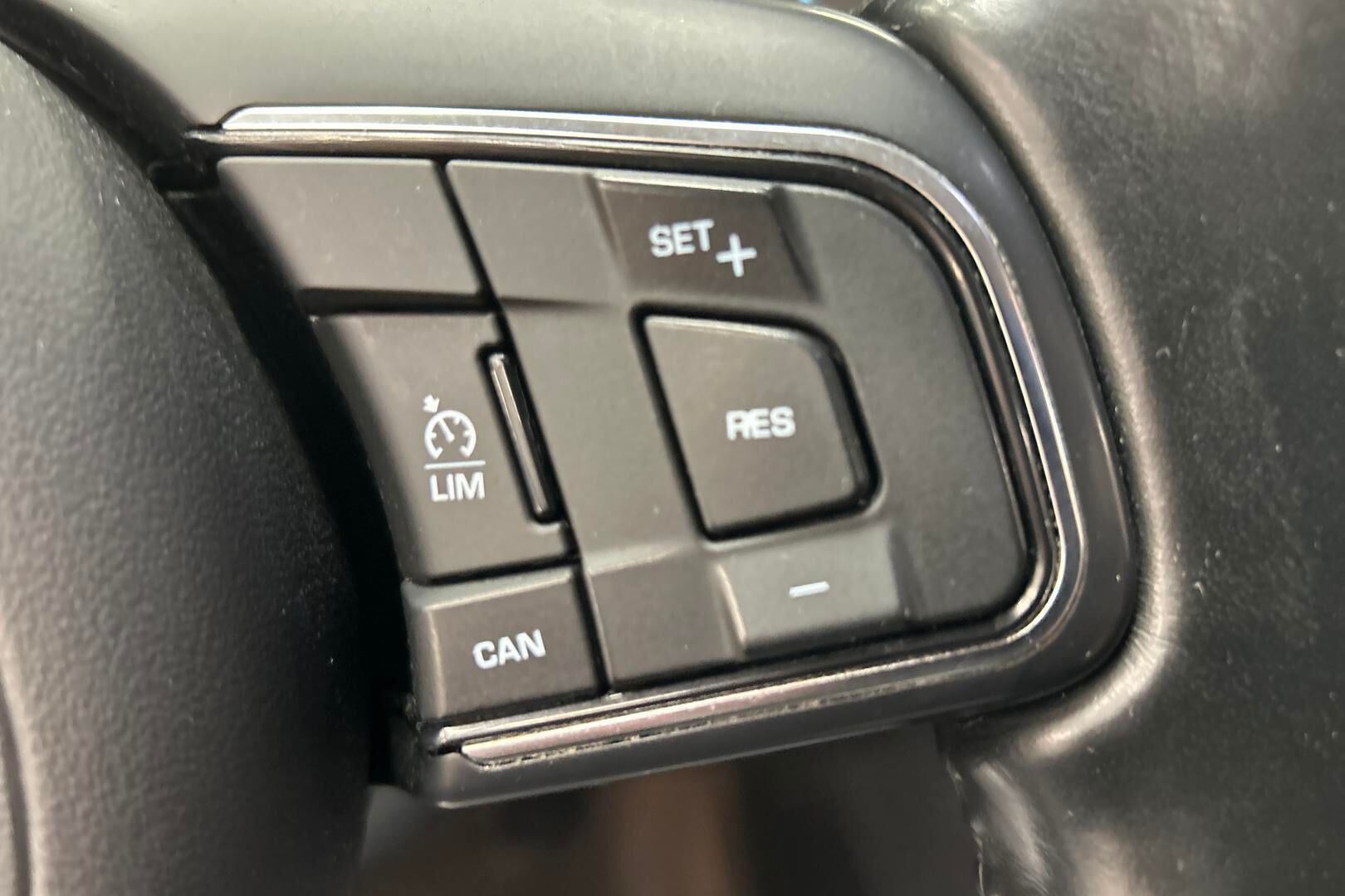 Jaguar XE iso kuva 14