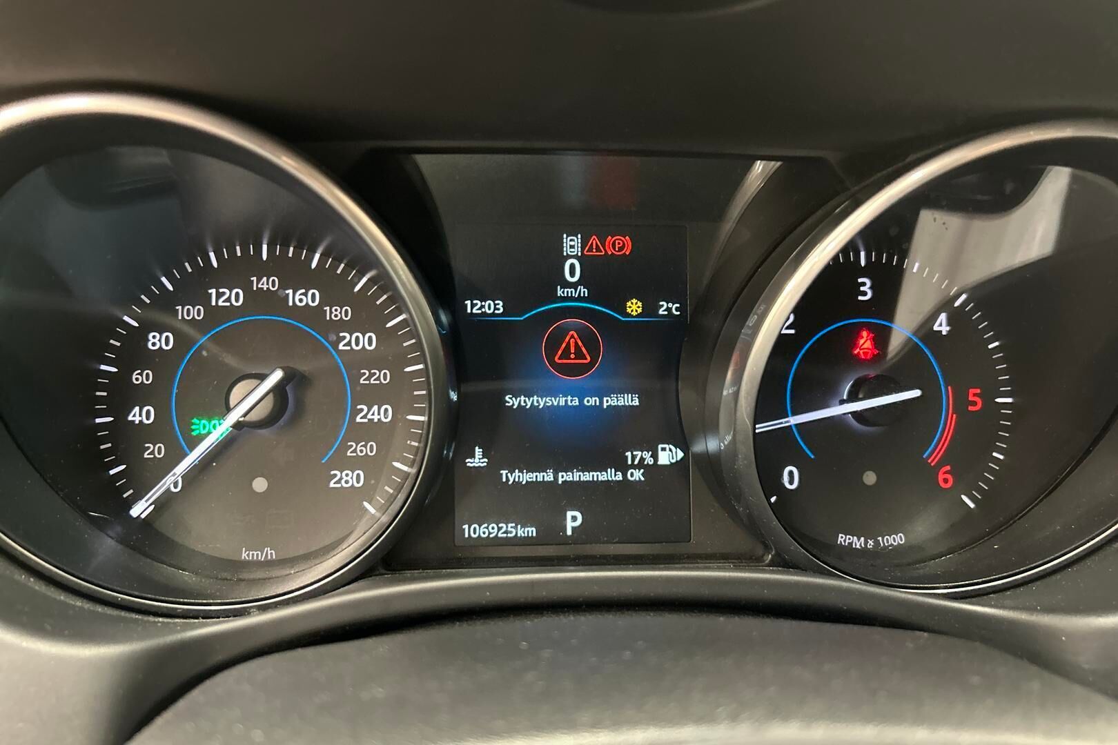 Jaguar XE iso kuva 15