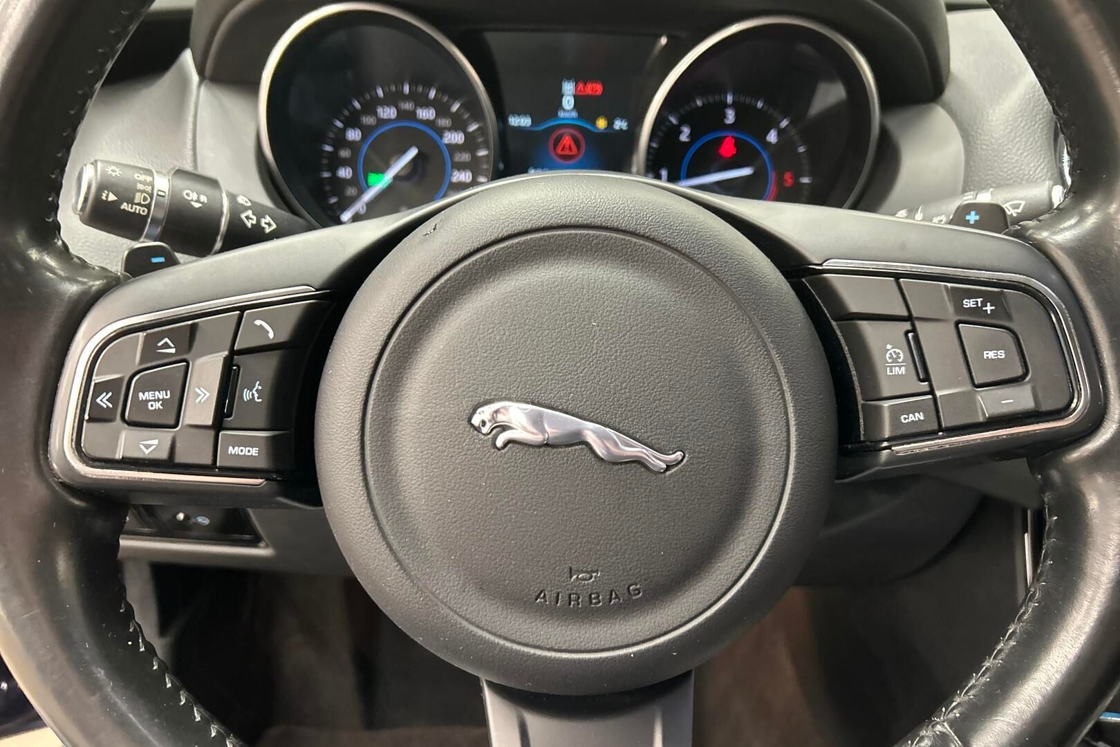 Jaguar XE iso kuva 16
