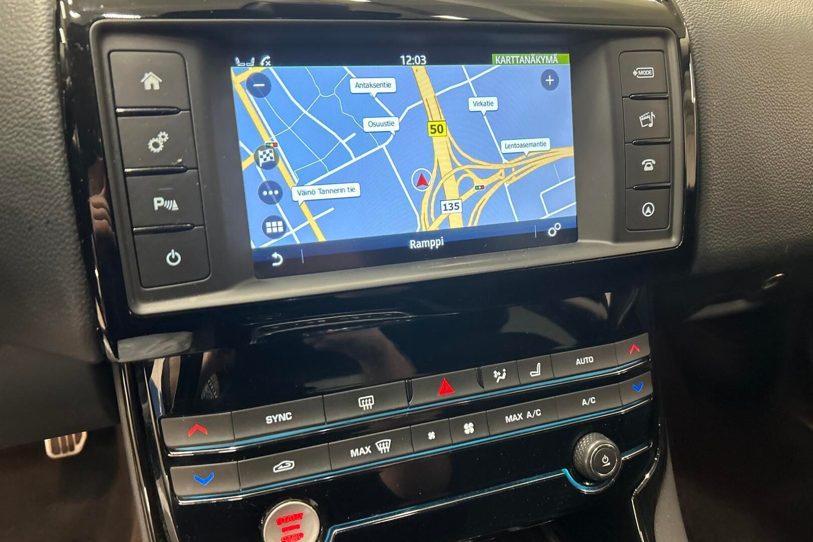 Jaguar XE iso kuva 17