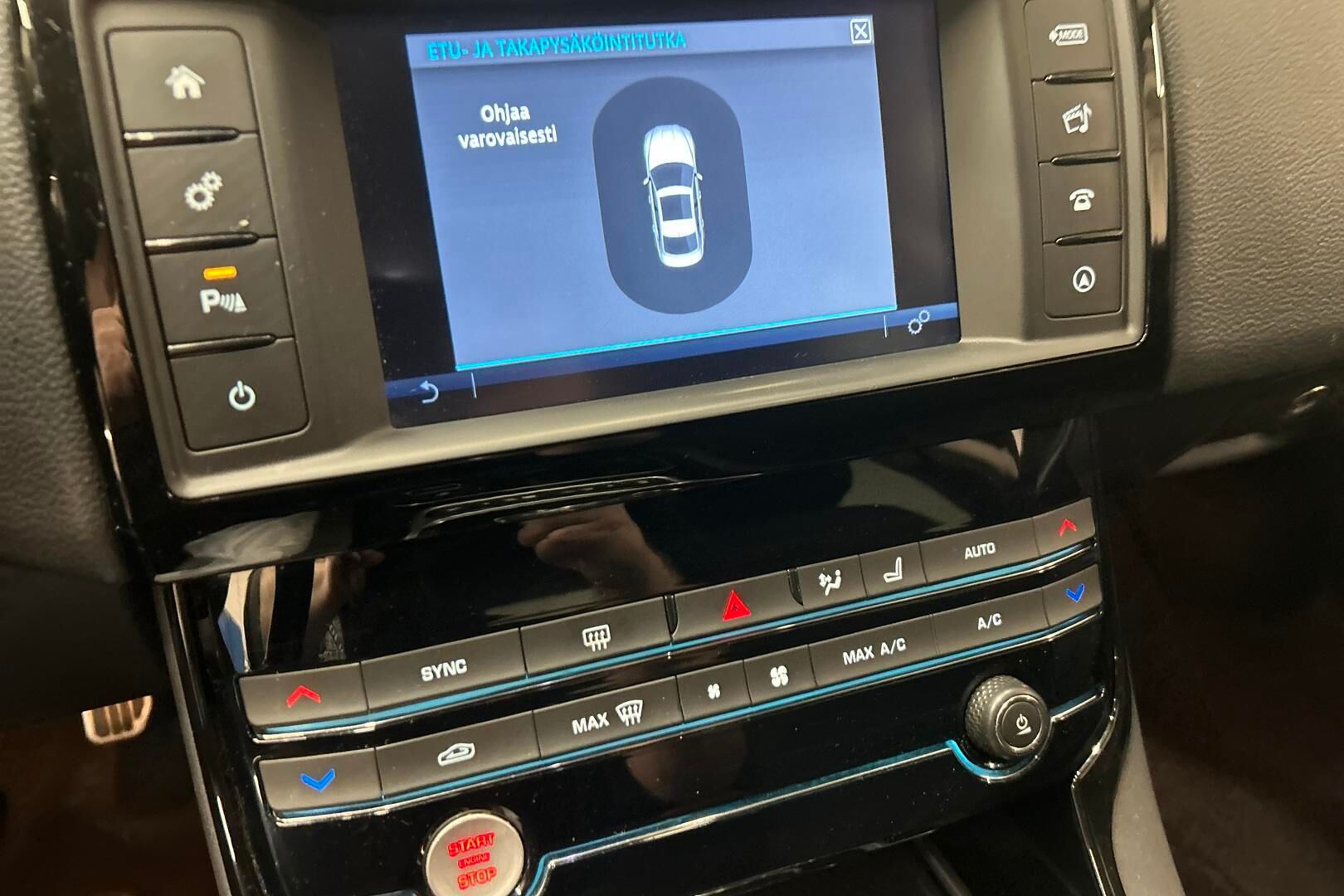 Jaguar XE iso kuva 18