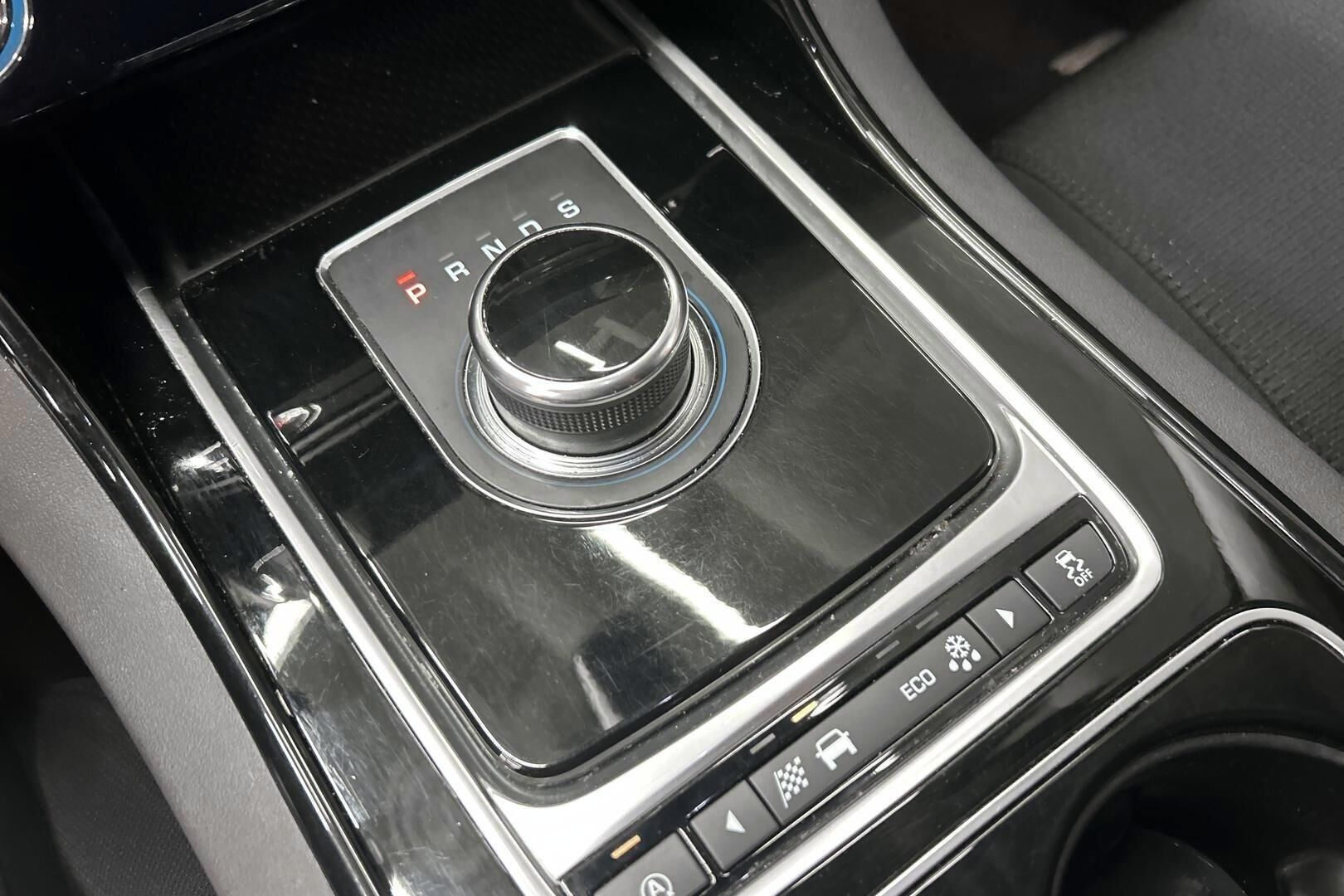 Jaguar XE iso kuva 19