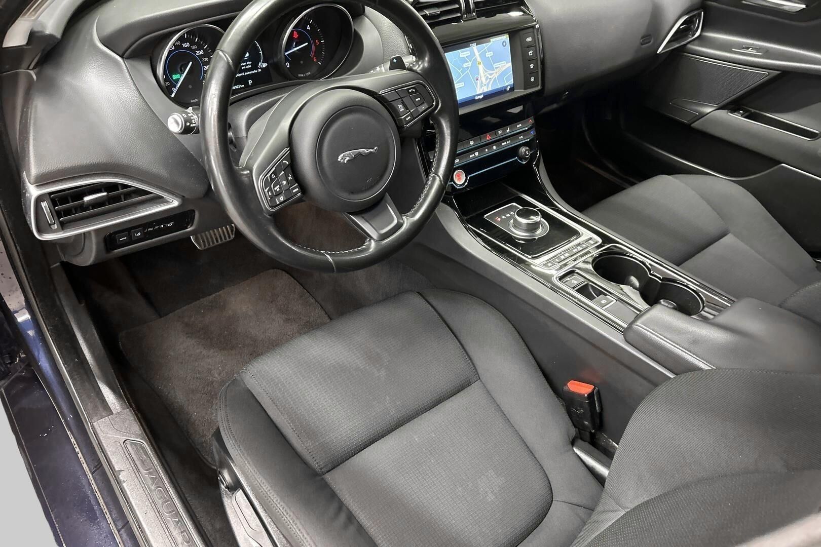 Jaguar XE iso kuva 9