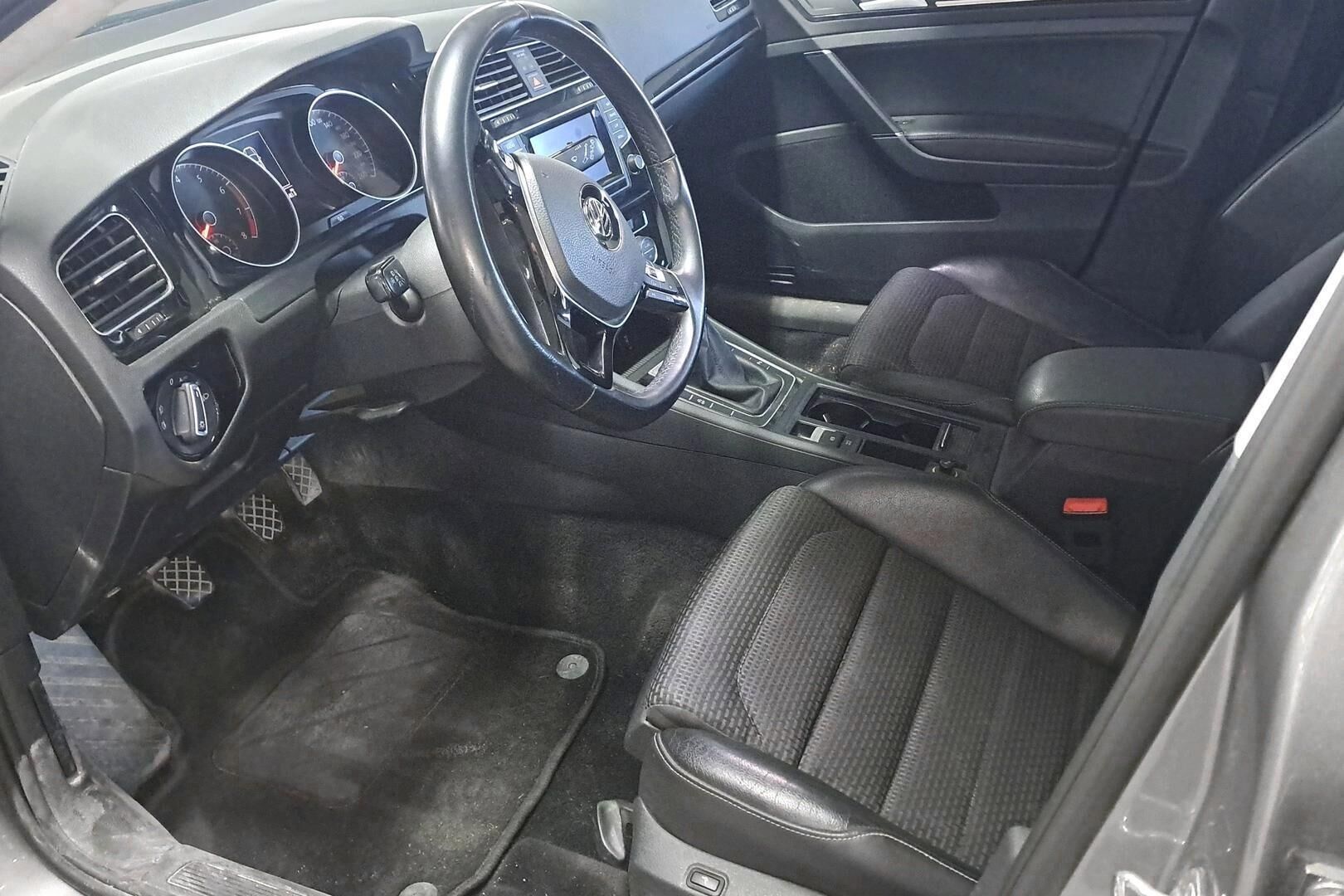 Volkswagen Golf iso kuva 2