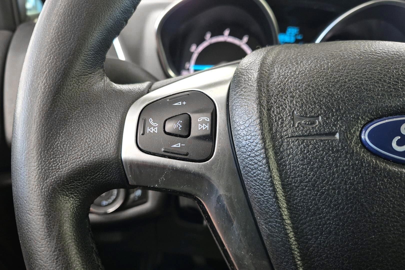 Ford B-Max iso kuva 18