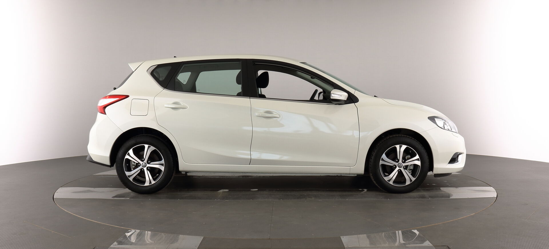 Nissan Pulsar iso kuva 14